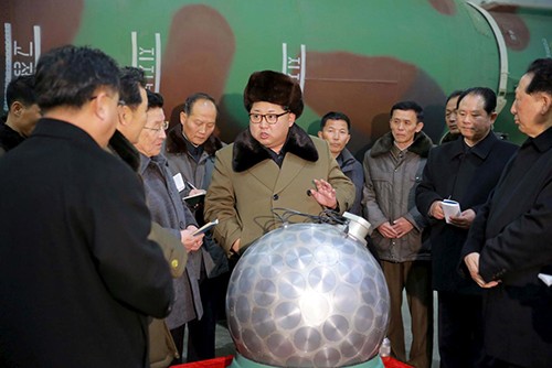 Nhà lãnh đạo Triều Tiên Kim Jong-un gặp gỡ các nhà khoa học và kỹ thuật viên về vũ khí hạt nhân ở Bình Nhưỡng hồi năm ngoái. Ảnh:KCNA