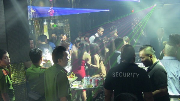 Hàng trăm Công an ập vào quán bar kiểm tra hành chính.