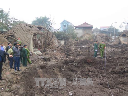 Các lực lượng chức năng điều tra nguyên nhân vụ nổ tại nhà ông Nguyễn Văn Tạo (SN 1973) ở Thôn Quan Độ, xã Văn Môn, huyện Yên Phong, tỉnh Bắc Ninh làm 2 người chết, 8 người bị thương. Ảnh: Thái Hùng/TTXVN
