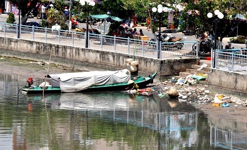 Hồ nước tại TP.Cà Mau ô nhiễm do rác thải