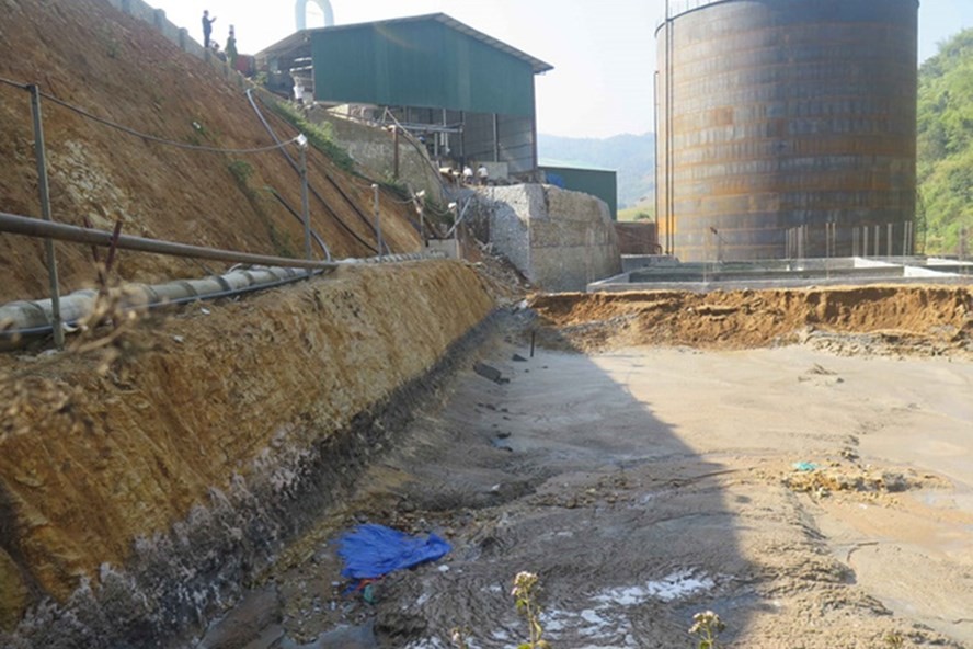 Huyện Điện Biên đã yêu cầu tạm dừng hoạt động nhà máy vỡ bể chứa nước thải để khắc phục sự cố. Ảnh: DT.