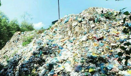 Rác thải được thu gom ở thị trấn Ba Tơ và các xã lân cận được huyện Ba Tơ cho mang lên đồi cao đổ trực tiếp ra môi trường