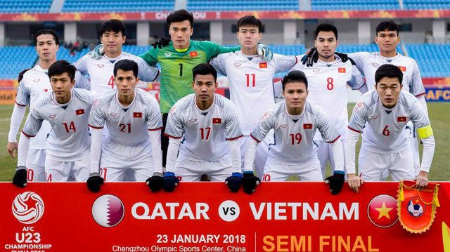 Đội U23 Việt Nam chụp ảnh lưu niệm trước trận bán kết gặp Qatar - Ảnh: AFC