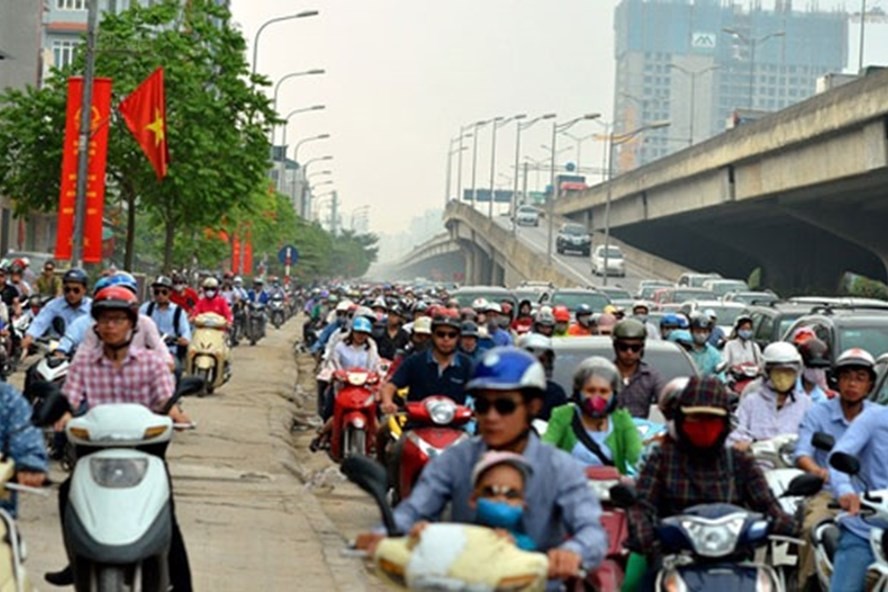 Tắc đường thường xuyên ở đường Nguyễn Xiển vào giờ cao điểm. Ảnh: PV