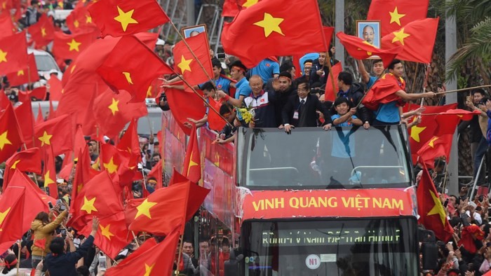 Xe buýt mui trần chở đội U23 Việt Nam diễu hành trong biển người