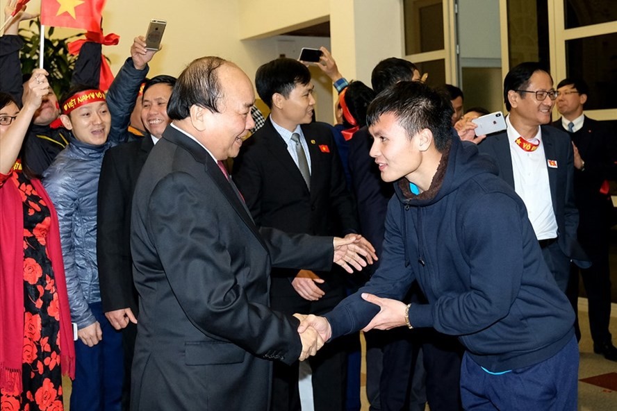Tiền vệ Quang Hải vinh dự bắt tay với Thủ tướng. Ảnh: Quang Hiếu