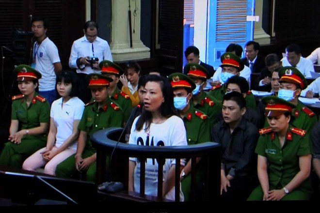 Nhóm đặt bom xăng tại sân bay Tân Sơn Nhất tại phiên tòa sơ thẩm tháng 12/2017. Ảnh: CTV. 