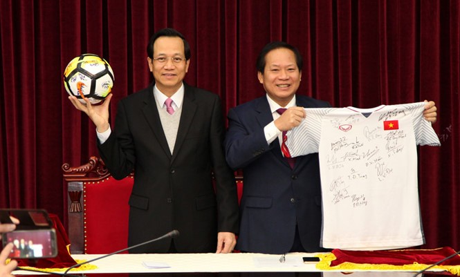 Bộ trưởng Bộ LĐ-TB-XH và Bộ trưởng Bộ TT-TT công bố đấu giá áo và bóng của đội tuyển U.23. Ảnh Mạnh Dũng