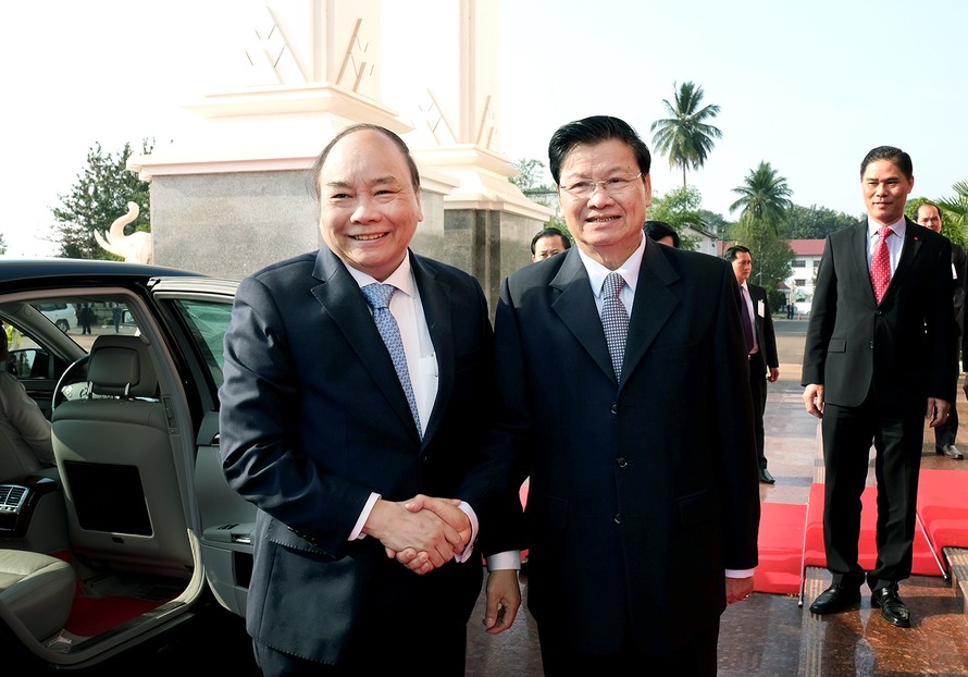 Thủ tướng Nguyễn Xuân Phúc và Thủ tướng CHDCND Lào Thoonglun Sisulith. Ảnh: VGP/Quang Hiếu