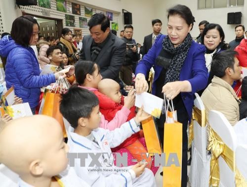 Chủ tịch Quốc hội Nguyễn Thị Kim Ngân thăm và tặng quà các bệnh nhân bị ung thư máu tại Bệnh viện huyết học Trung ương.