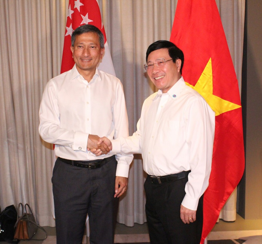 Phó Thủ tướng Phạm Bình Minh và Bộ trưởng Ngoại giao Singapore Vivian Balakrishnan 