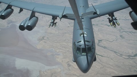 Một máy bay B-52 của Mỹ được tiếp nhiên liệu trên không.