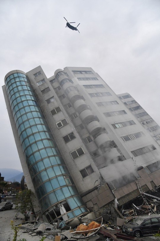 Tòa nhà Yun Tsui nghiêng đáng kể sau vụ động đất. Ảnh: CNA