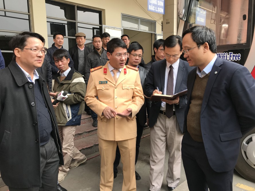 Ông Khuất Việt Hùng, Phó Chủ tịch Uỷ ban ATGT Quốc gia (ngoài cùng bên phải) đề nghị lực lượng CSGT xử lý dứt điểm tình trạng bến cóc xe dù. Ảnh: VGP/Phan Trang