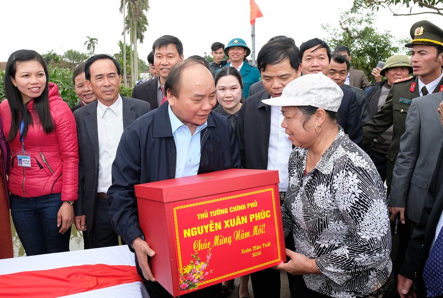 Thủ tướng tặng quà Tết cho bà con xóm Đông Châu, xã Hải Đông - Ảnh: VGP/Quang Hiếu