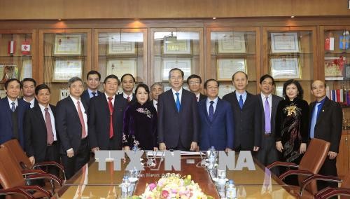  Chủ tịch nước Trần Đại Quang với lãnh đạo Bộ Y tế và Bệnh viện Bạch Mai.
