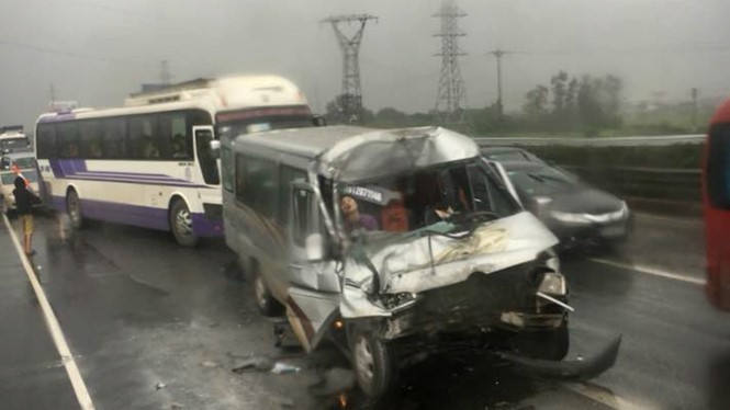 Tai nạn liên tiếp trên cao tốc Pháp Vân - Cầu Giẽ vì mưa