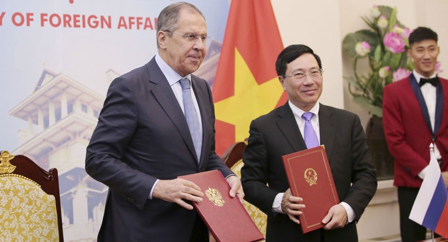 Phó Thủ tướng Phạm Bình Minh và Ngoại trưởng Nga Sergei Lavrov. Ảnh Lương Thái Linh