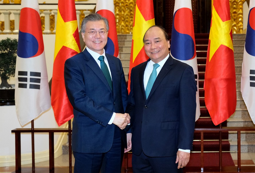 Thủ tướng Nguyễn Xuân Phúc và Tổng thống Hàn Quốc Moon Jae-in - Ảnh: VGP/Quang Hiếu