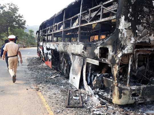 Chiếc xe chở 38 người bị cháy chỉ con trơ khung sắt - Ảnh Công an cung cấp