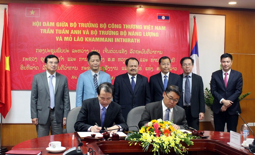 Đại diện Lãnh đạo hai đơn vị thuộc hai Bộ ký kết Biên bản hợp tác trong lĩnh vực năng lượng dưới sự chứng kiến của hai Bộ trưởng. Ảnh: VGP/Phan Trang