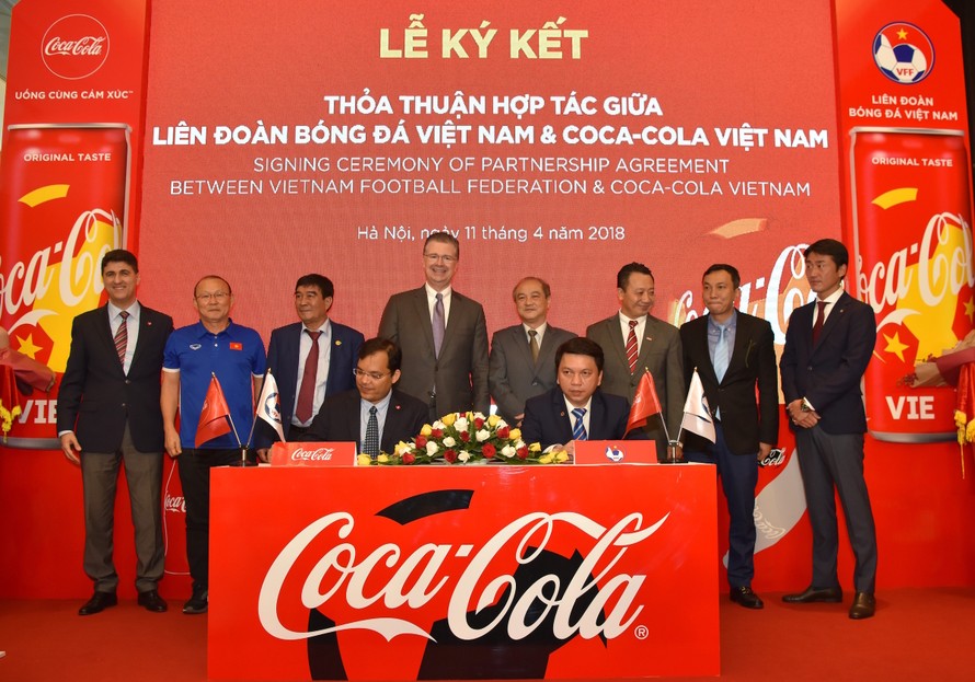 Coca-Cola đồng hành cùng đội tuyển bóng đá Quốc gia chinh phục giấc mơ vàng.