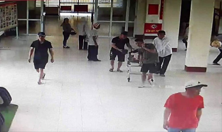 Nhóm đàn ông đưa thai phụ bị tai nạn giao thông vào làm nhập viện (ảnh trích xuất từ camera bệnh viện)