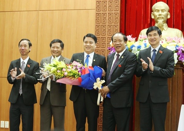 Lãnh đạo tỉnh Quảng Nam chúc mừng ông Trần Văn Tân (giữa)