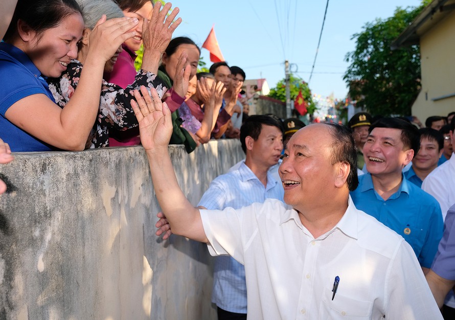 Chiều 19/5, Thủ tướng thăm khu trọ của công nhân tại xã Bạch Thượng, huyện Duy Tiên, tỉnh Hà Nam. Ảnh: VGP/Quang Hiếu