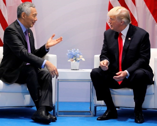 Tổng thống Mỹ Donald Trump và Thủ tướng nước chủ nhà Lý Hiển Long. (Nguồn: Business Insider Singapore)