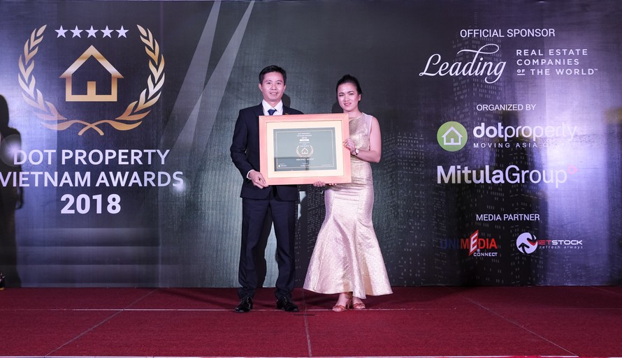 Ông Đinh Quốc Hà – Phó TGĐ Công ty Văn Phú – Invest lên nhận giải thưởng cho hạng mục Nhà phát triển bất động sản tốt nhất Hà Nội
