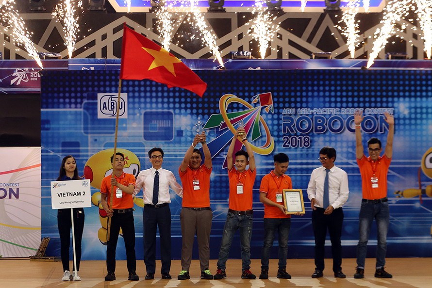 Phó Thủ tướng Vũ Đức Đam trao chức vô địch ABU Robocon 2018 cho đội tuyển Việt Nam 2. Ảnh: VGP/Đình Nam