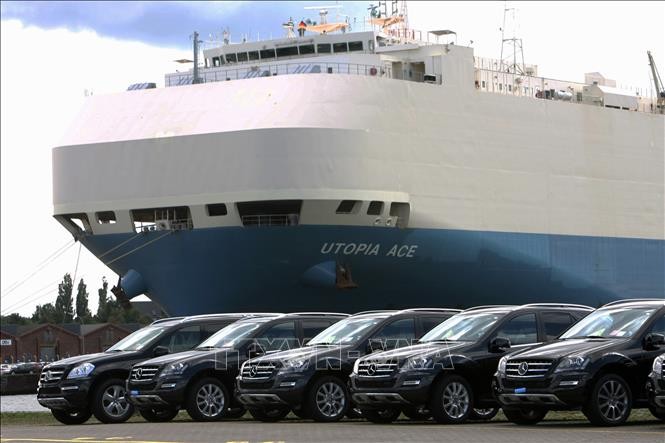 Xe Mercedes Benz chuẩn bị được chuyển lên tàu contenơ ở cảng Bremerhaven, miền Bắc Đức. Ảnh: AFP/ TTXVN