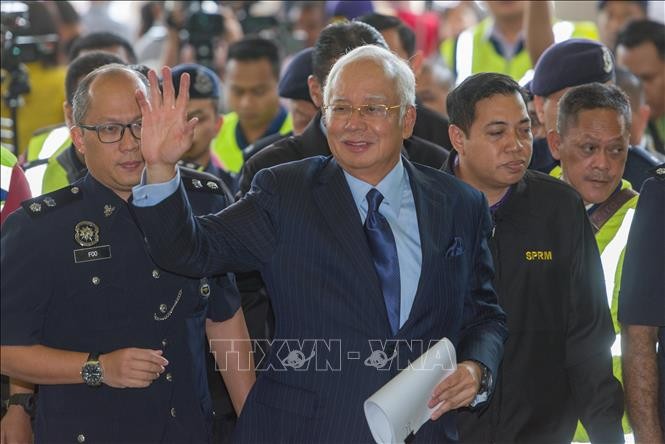 Cựu Thủ tướng Malaysia Najib Razak (giữa) tới tòa án tại Kuala Lumpur ngày 20/9/2018. Ảnh: THX/ TTXVN