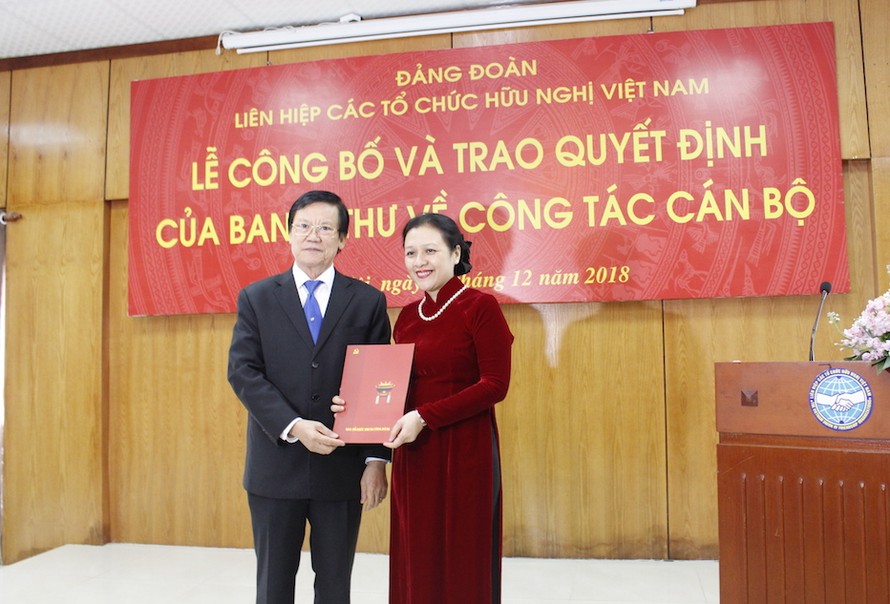 Ông Hà Ban trao Quyết định số 939-QĐNS/TW về việc điều động, chỉ định bà Nguyễn Phương Nga làm Bí thư Đảng đoàn Liên hiệp Hữu nghị.