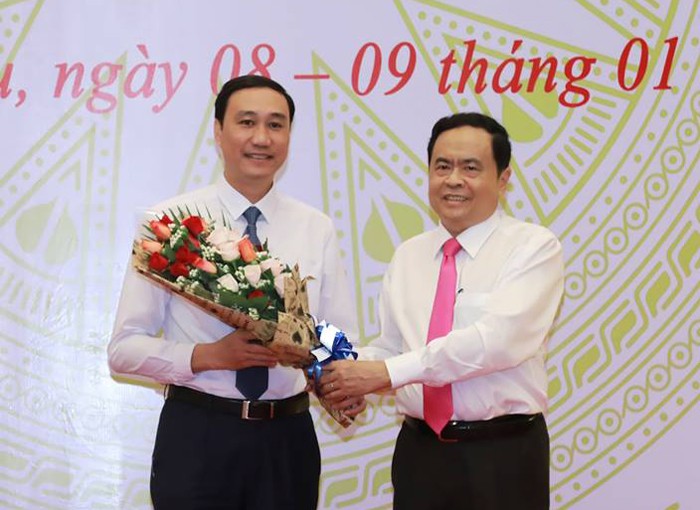 Chủ tịch Ủy ban Trung ương MTTQ Việt Nam Trần Thanh Mẫn chúc mừng tân Phó Chủ tịch Phùng Khánh Tài.