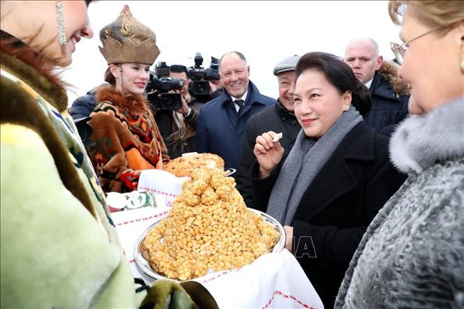 Thiểu nữ Tatarstan (Nga) chào đón, mời Chủ tịch Quốc hội Nguyễn Thị Kim Ngân ẩm thực truyền thống
