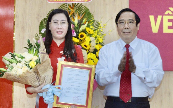 Đồng chí Nguyễn Thanh Bình trao quyết định và chúc mừng đồng chí Bùi Thị Quỳnh Vân.