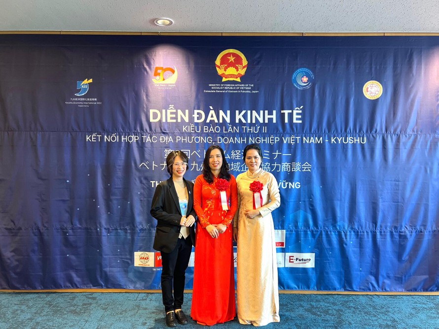 Thứ trưởng Bộ Ngoại giao, Chủ nhiệm Ủy ban Nhà nước về người Việt Nam ở nước ngoài Lê Thị Thu Hằng (đứng giữa) chụp ảnh cùng Giám đốc công ty TNHH Thiên Ưng, đại diện Công ty TakaMasamune, Nhật Bản (bên trái) và bà Vũ Chi Mai, Tổng lãnh sự quán Việt Nam tại Fukuoka (bên phải). 