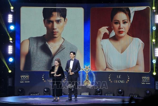Diễn viên Thuận Nguyễn và Lê Giang nhận Giải Nam và Nữ diễn viên chính xuất sắc nhất ở hạng mục Điện ảnh. 