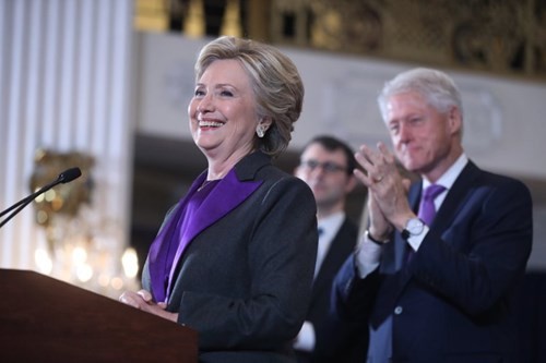 Bà Clinton nở nụ cười trên môi khi kết thúc bài phát biểu. 