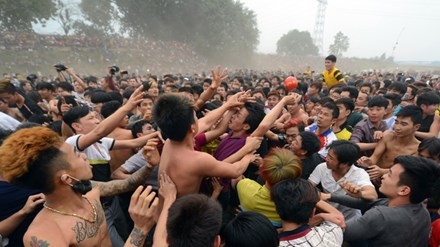 Cảnh hỗn loạn xô nhau tại lễ hội cướp phết Hiền Quan (Phú Thọ).
