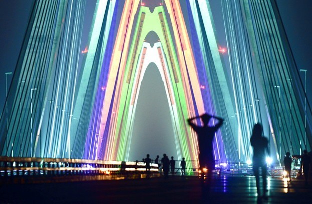 Người dân đi bộ chiêm ngưỡng cầu Nhật Tân trước khi cây cầu khánh thành. 