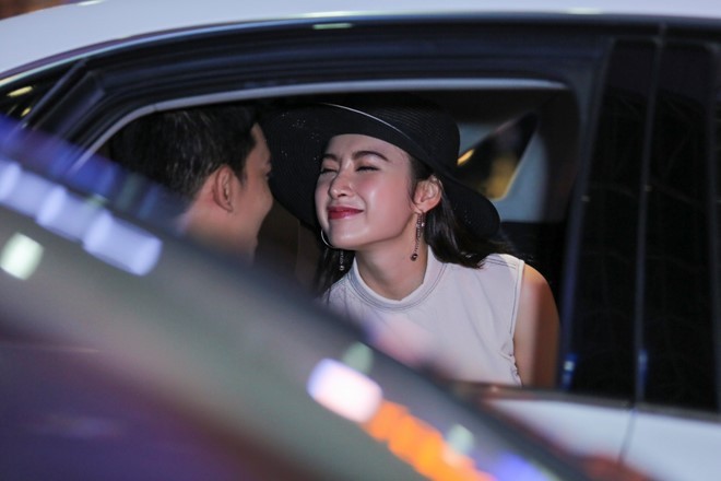 Angela Phương Trinh thân mật với bạn trai Võ Cảnh ở sân bay
