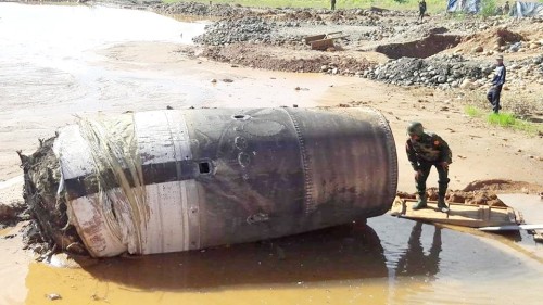 Một binh sĩ đứng cạnh vật thể kim loại lớn rơi xuống mỏ đá cẩm thạch. Ảnh: MyanmarTimes