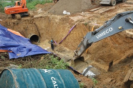 Hiện trường đường ống nước sông Đà bị vỡ.