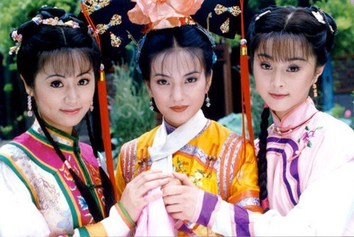 Lâm Tâm Như, Phạm Băng Băng, Triệu Vy là bộ ba cùng thành công nhờ Hoàn Châu cách cách (1997) do Quỳnh Dao chấp bút. Khi đó, bản thân Quỳnh Dao cũng không thể ngờ tác phẩm này lại trở thành kinh điển trên màn ảnh nhỏ. Cả ba diễn viên đều là sự lựa chọn th