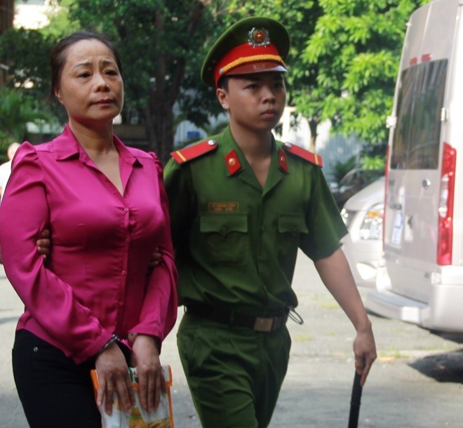 Bị cáo Trương Thị Tuyết Nga từng đoạt danh hiệu Hoa hậu quý bà thành đạt năm 2009 ra tòa ở phiên xử sơ thẩm.