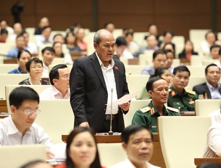 ĐB Ngô Văn Minh bày tỏ sự không hài lòng khi Bộ trưởng Bộ Nội vụ không trả lời câu hỏi chất vấn vụ Trịnh Xuân Thanh.