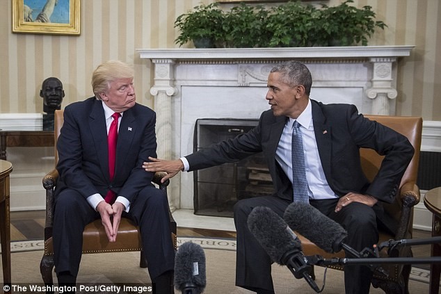 Tổng thống Obama tiếp đón ông Trump trong Phòng bầu dục.
